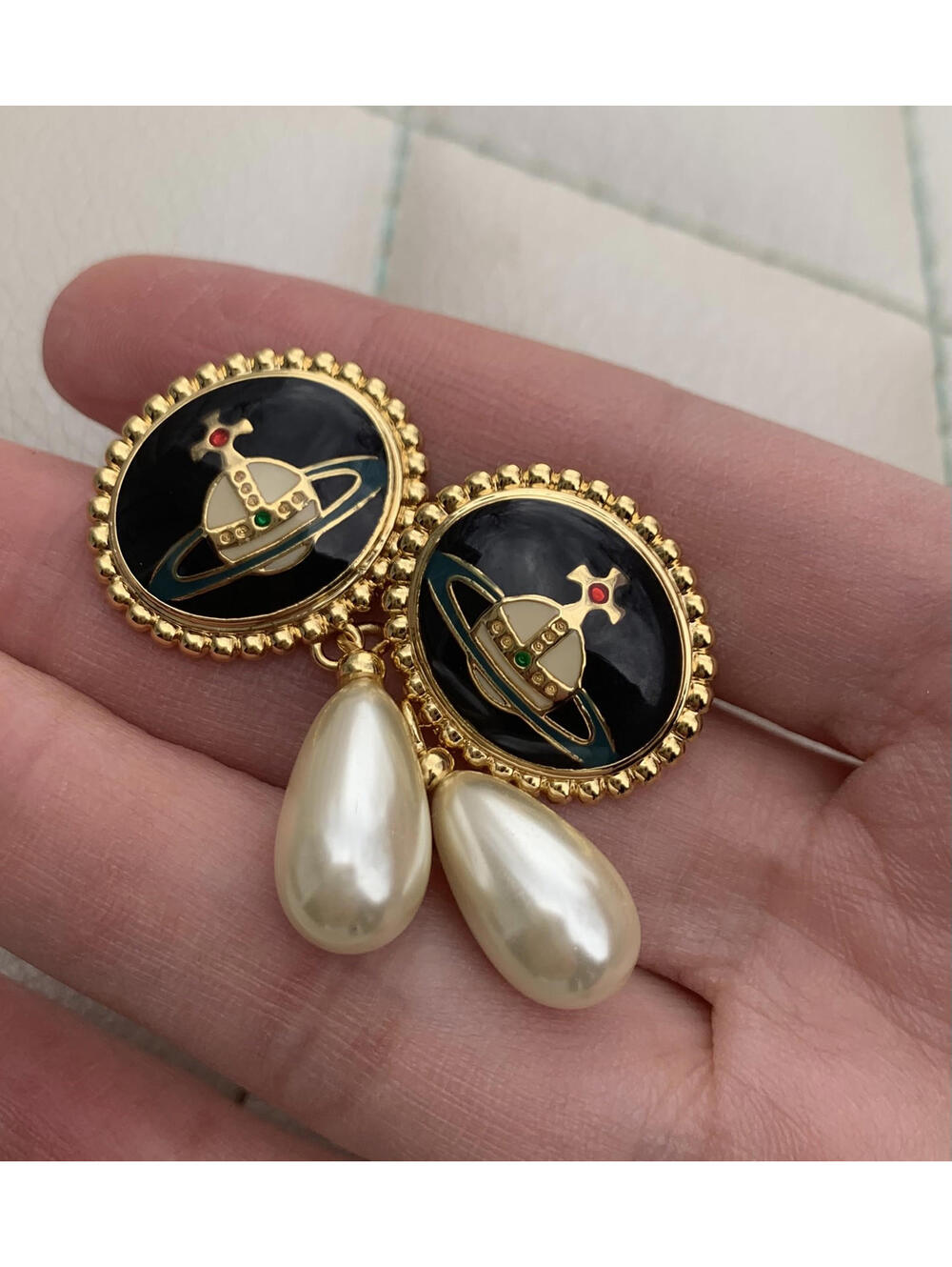 Vivienne Westwood Orb Enamel Button Pearl Earrings Gold Black Studs Earring n - Picture 2 of 6